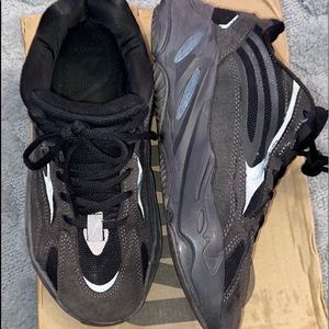 Black vanta 700s yeezy